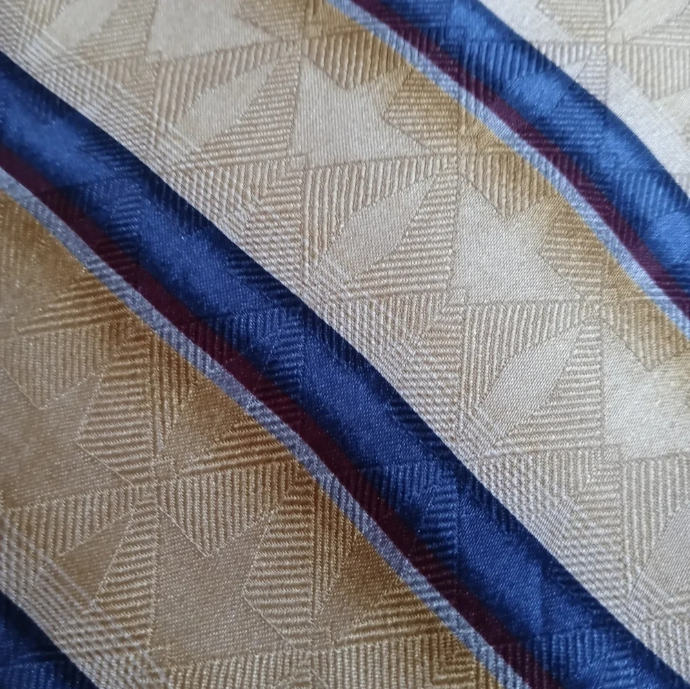 Bill Blass diagonal striped 100% Silk Gold Shimmer Arrow Pattern With navy blue